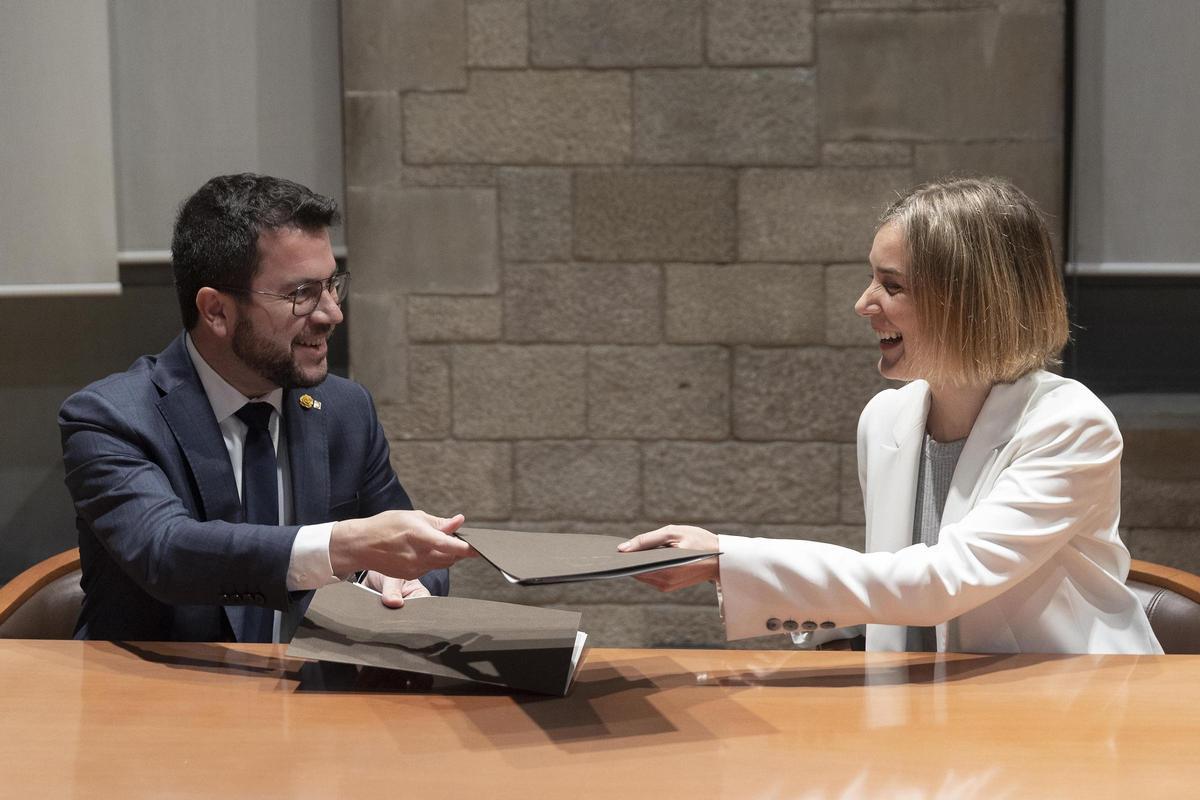El ’president’ Pere Aragonès y la líder de los ’comuns’ en el Parlament, Jéssica Albiach, firmando el acuerdo de presupuestos El ’president’ Pere Aragonès y la líder de los ’comuns’ en el Parlament, Jéssica Albiach, firmando el acuerdo de presupuestos