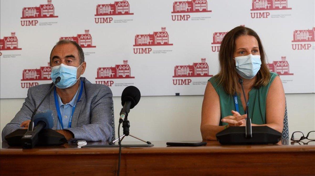 Marcos López Hoyos, presidente de la Sociedad Española de Inmunología, y Carmen Camara, secretaria general, este lunes en la UIMP.