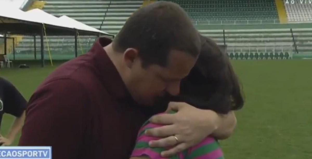 La mare d'un jugador mort del Chapecoense consola un periodista La mare d'un jugador mort del Chapecoense consola un periodista