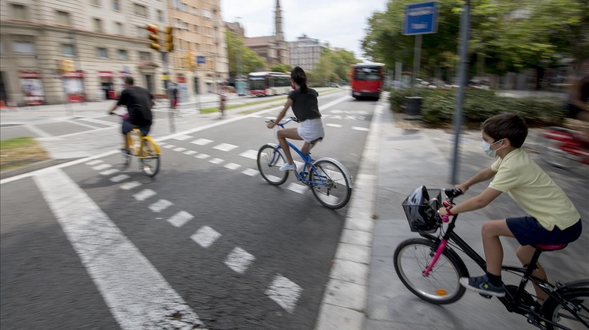 Bicicletas circulando por la Diagonal con el Paseo de Sant Joan.