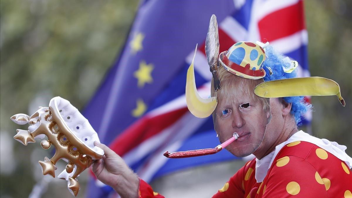 Un contrario al ’brexit’ se manifiesta en Londres con una careta de Boris Johnson.