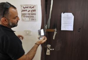 La puerta de las oficinas de la oenegé  Defensa Internacional de los Niños de Palestina, sellada por el Ejército israelí.