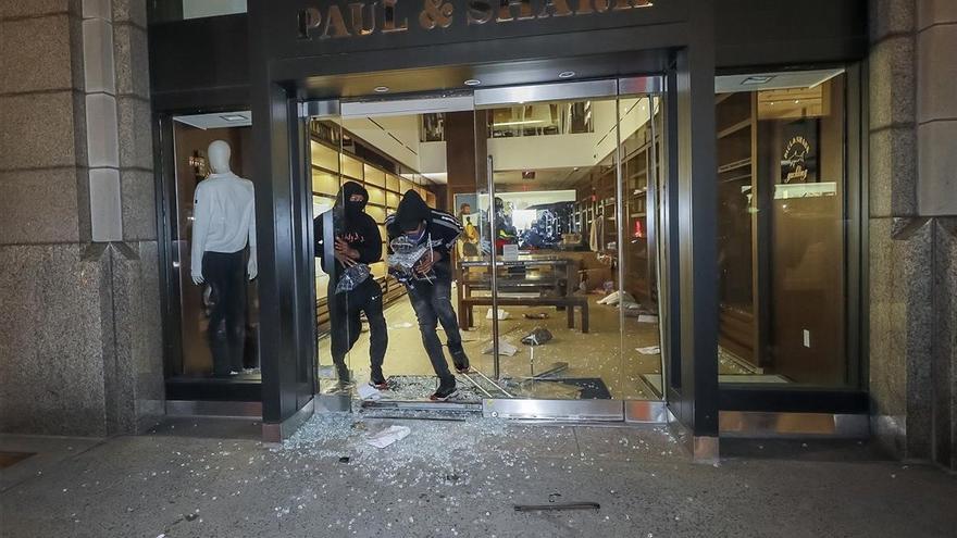 New York lives a night of chaos and looting