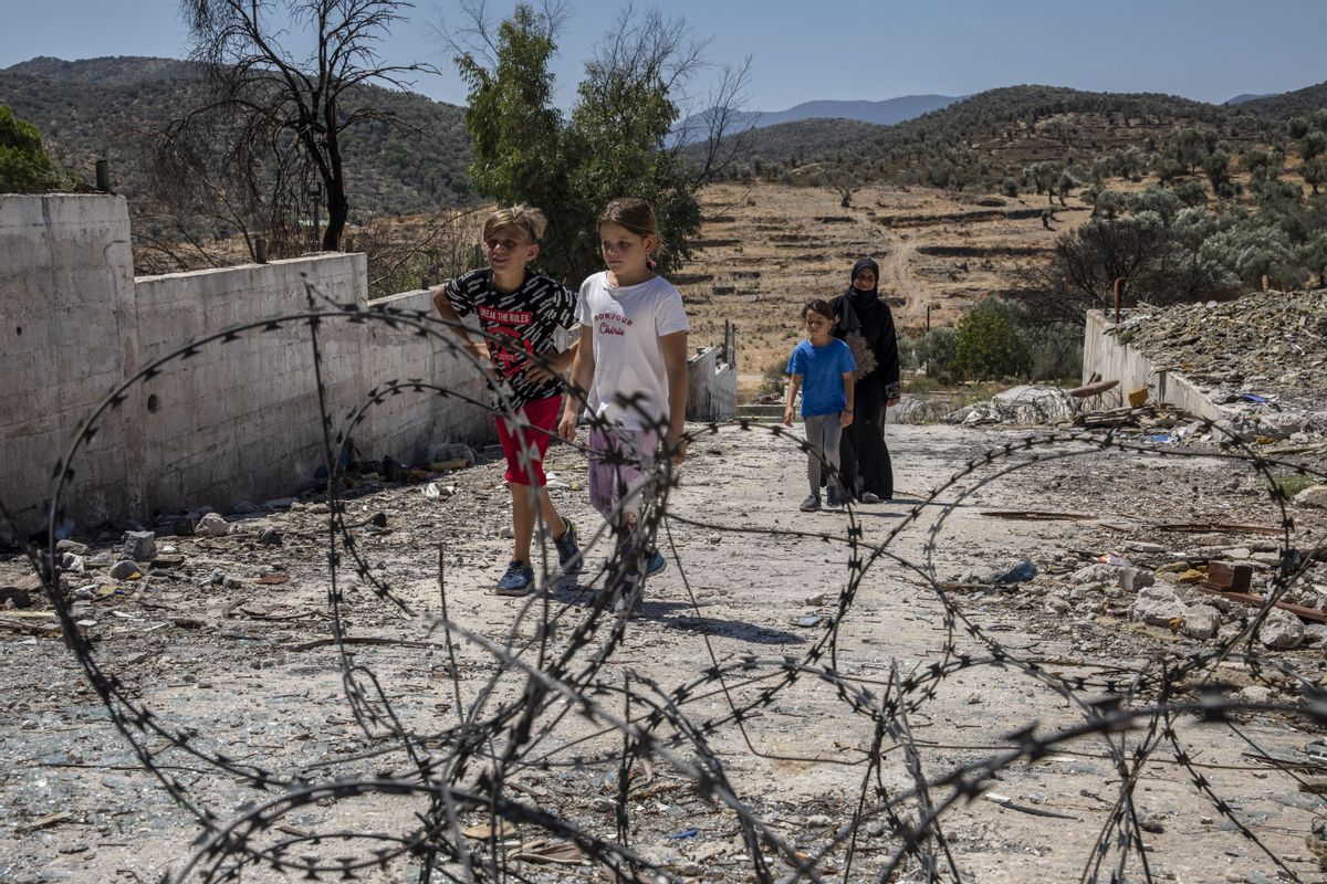 Mohammed, acompañado de dos de sus hermanas y su madre, visitan los restos de Moria. Mohammed, acompañado de dos de sus hermanas y su madre, visitan los restos de Moria.