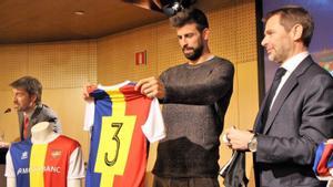 Gerard Piqué, con una camiseta del FC Andorra, club del que es propietario.