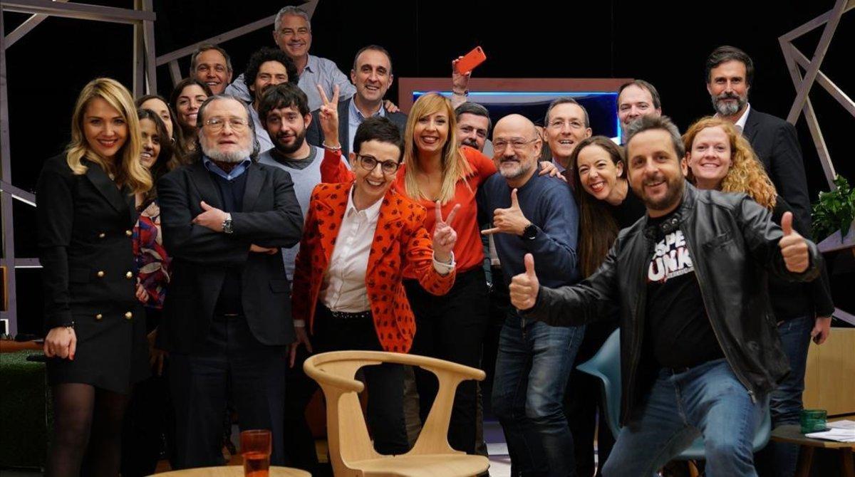 Xantal Llavina, presentadora y directora de ’Revolució 4.0’, con algunos de los participantes del programa de estreno, como Santiago Niño Becerra, Carme Ruscalleda, Carlota Pi y Edu Costa. Xantal Llavina, presentadora y directora de ’Revolució 4.0’, con algunos de los participantes del programa de estreno, como Santiago Niño Becerra, Carme Ruscalleda, Carlota Pi y Edu Costa.