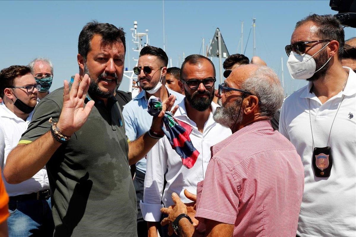 Salvini habla con algunos de sus seguidores en Crotone. Salvini habla con algunos de sus seguidores en Crotone.