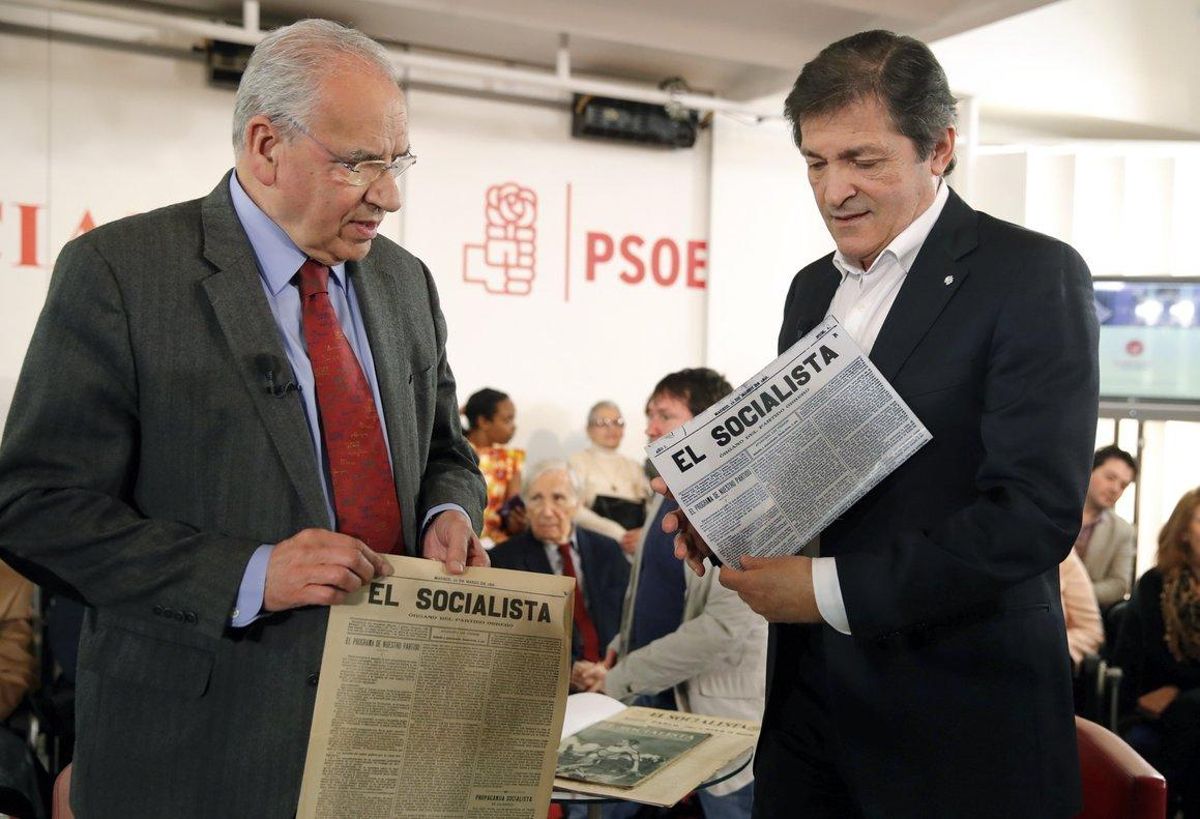 GRA366. MADRID, 26/01/2017.- El presidente de la Comisión Gestora del PSOE, Javier Fernández (d), y el presidente de la Fundación Pablo Iglesias, Alfonso Guerra, durante su intervención en el acto de presentación de la nueva etapa de la revista El socialista, hoy en la sede de Ferraz en Madrid. EFE/JuanJo Martín GRA366. MADRID, 26/01/2017.- El presidente de la Comisión Gestora del PSOE, Javier Fernández (d), y el presidente de la Fundación Pablo Iglesias, Alfonso Guerra, durante su intervención en el acto de presentación de la nueva etapa de la revista El socialista, hoy en la sede de Ferraz en Madrid. EFE/JuanJo Martín