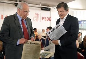 El exvicepresidente Alfonso Guerra (i) con el entonces presidente de la gestora del PSOE, Javier Fernández, el 26 de enero de 2017 en Ferraz. 