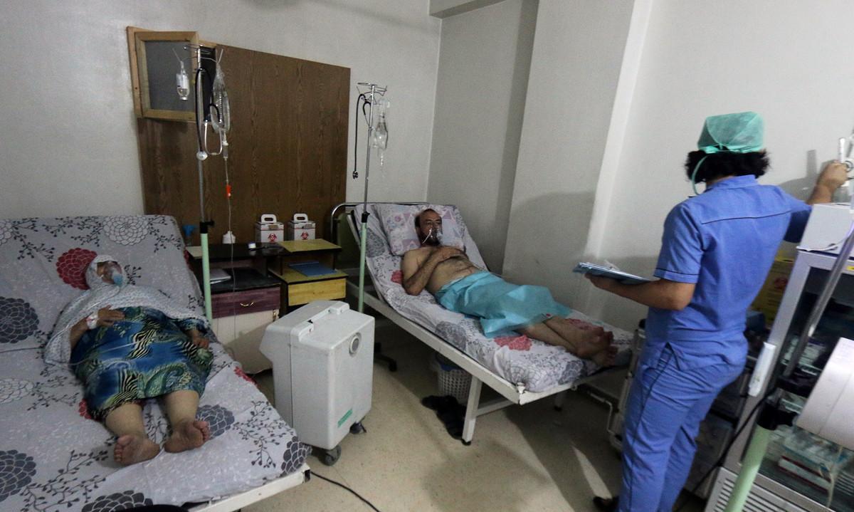 Civiles sirios hospitalizados en hospital al-Quds de Alepo.