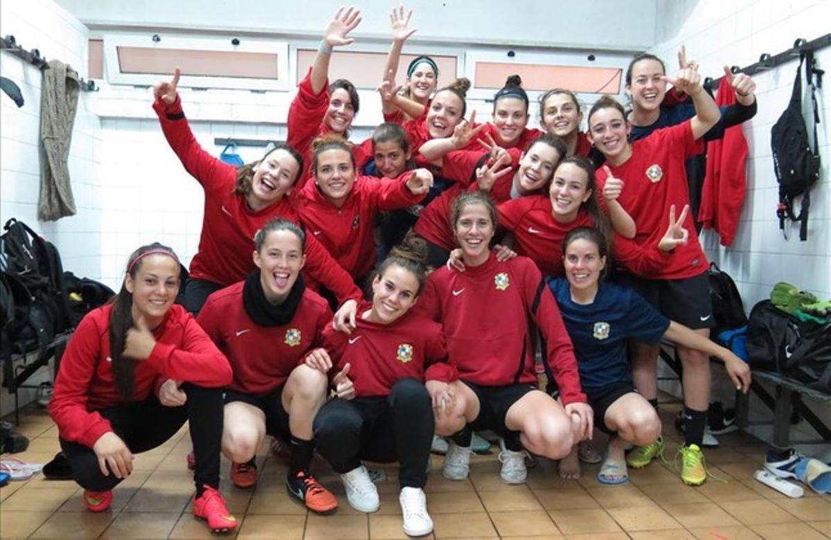 Les noies del Sant Gabriel, de la Lliga Nacional de futbol, mostren la seva il·lusió després de l’entrenament de dijous passat a Sant Adrià de Besòs.