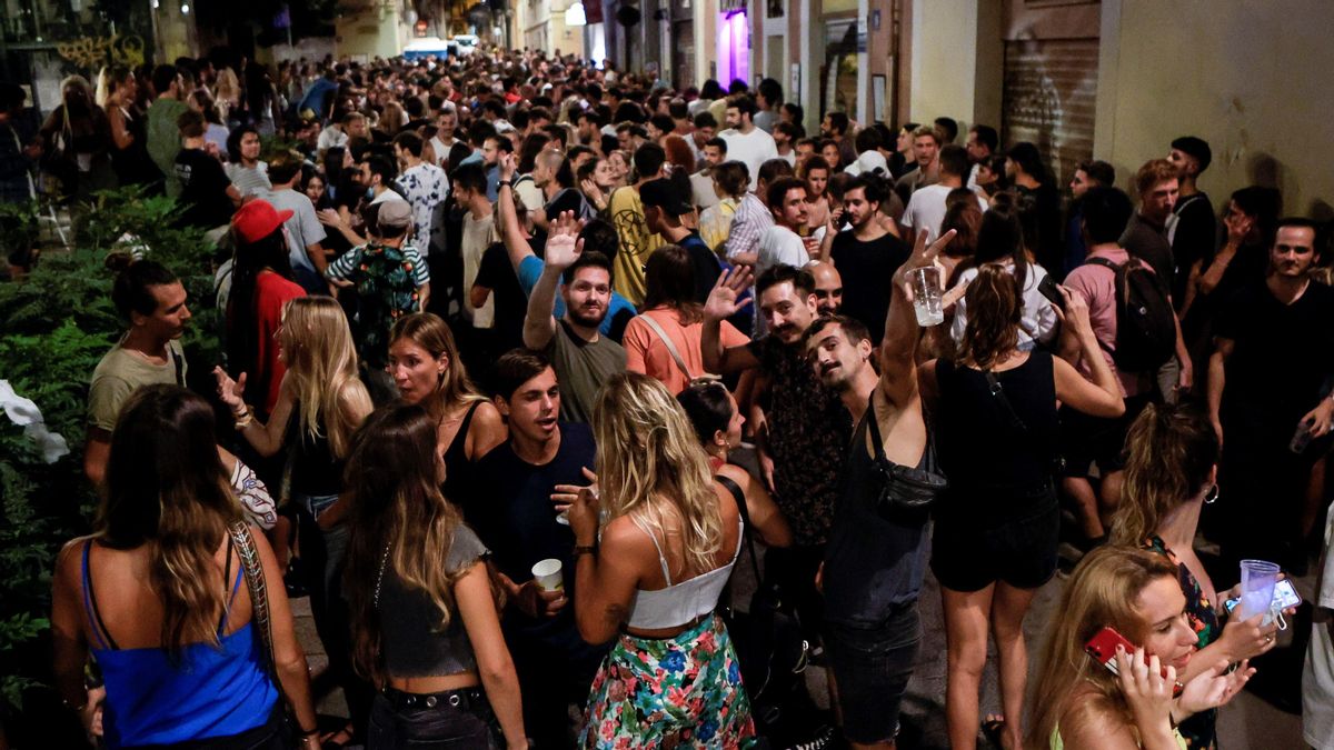 Una fiesta en las calles del barrio de Gracia de Barcelona Una fiesta en las calles del barrio de Gracia de Barcelona