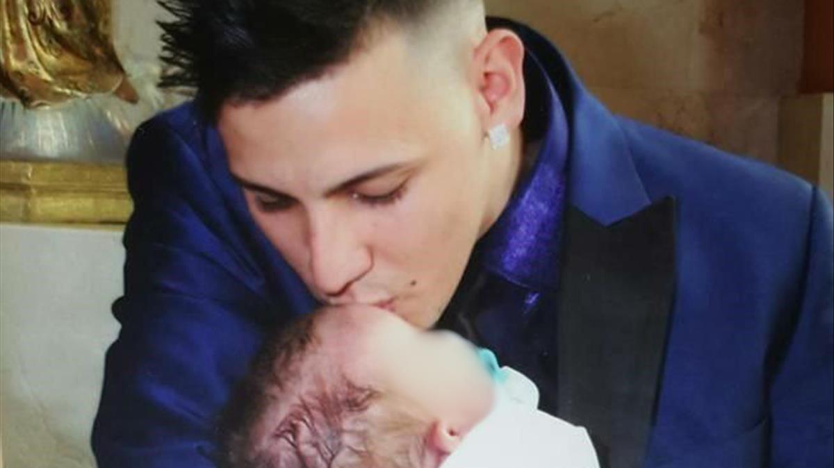 Aaron, en brazos de su padre biológico, Félix Gálvez. Aaron, en brazos de su padre biológico, Félix Gálvez.