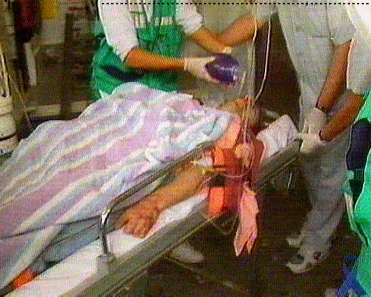Miguel Ángel Blanco llega herido al hospital Nuestra Señora de Aránzazu de San Sebastián la tarde del 12 de julio de 1997.