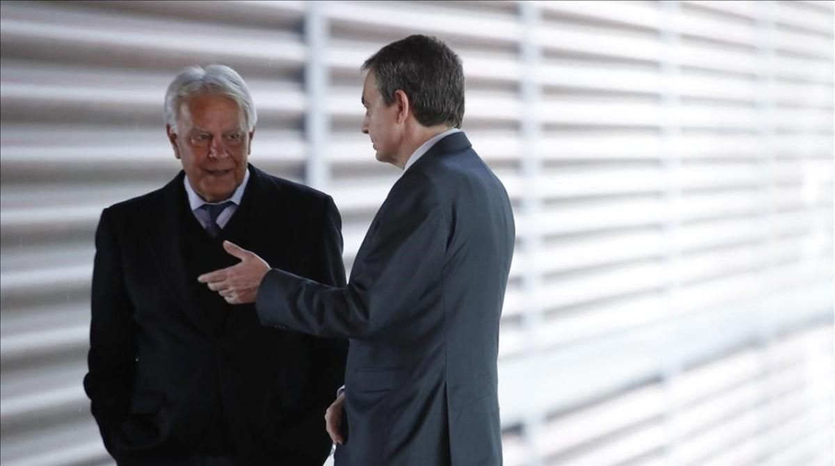 Los expresidentes Felipe González y José Luis Rodríguez Zapatero, el pasado lunes en Madrid. Los expresidentes Felipe González y José Luis Rodríguez Zapatero, el pasado lunes en Madrid.
