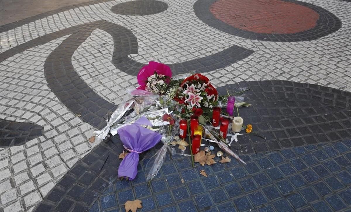 Ofrendas florales en La Rambla, un día antes del aniversario de los atentados del 17-A. Ofrendas florales en La Rambla, un día antes del aniversario de los atentados del 17-A.