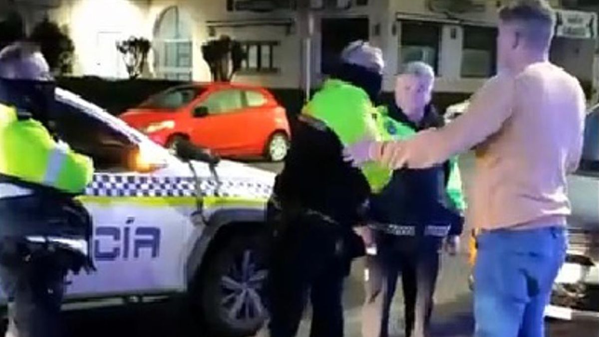 El vídeo viral de un policía dando un porrazo en la cara a un joven en Jerez