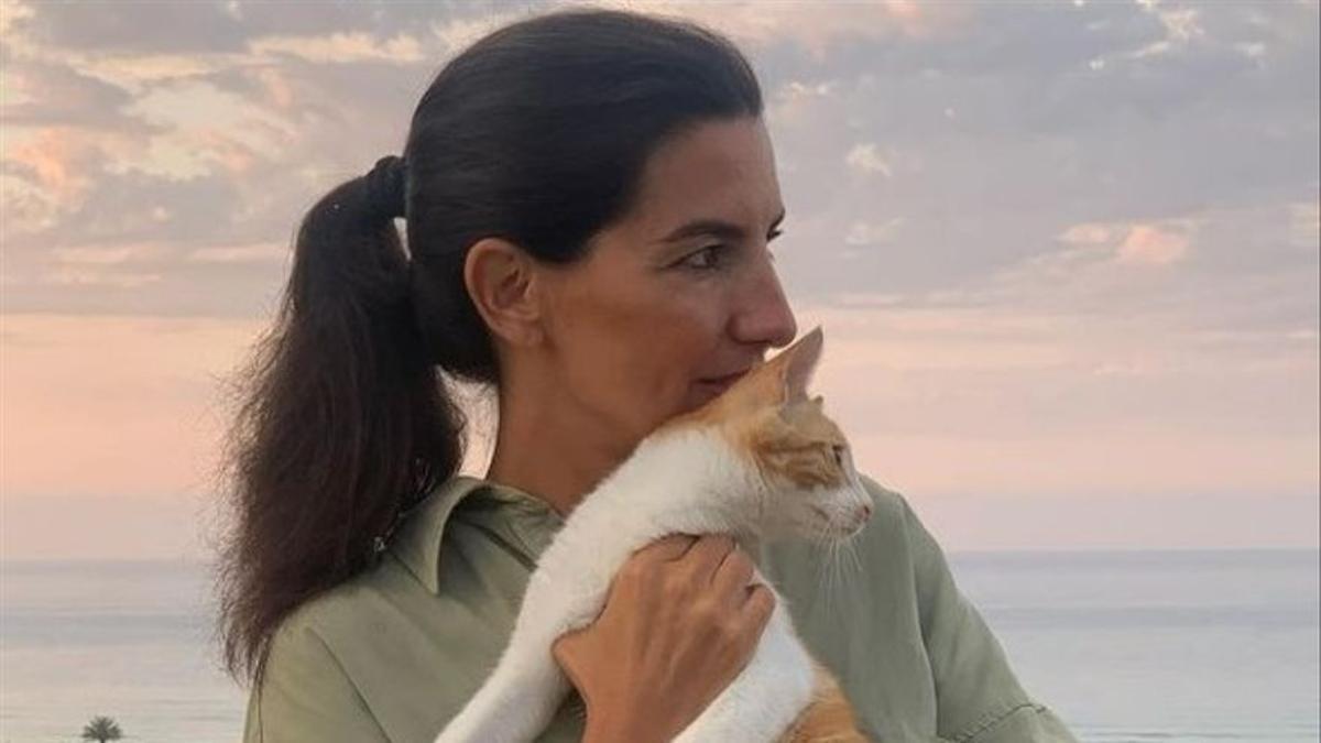 Rocío Monasterio posa con su gato 'Feminista' y se lo dedica a la alcaldesa de Gijón