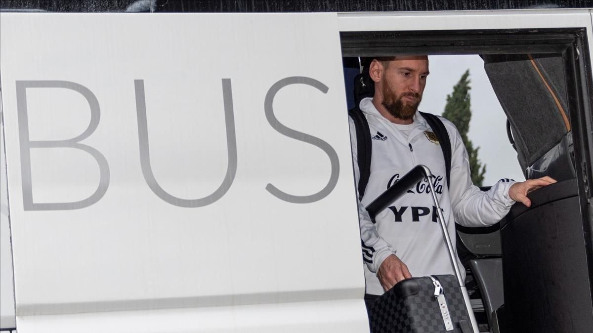 Messi abandona el bus de la selección argentina. Messi abandona el bus de la selección argentina.