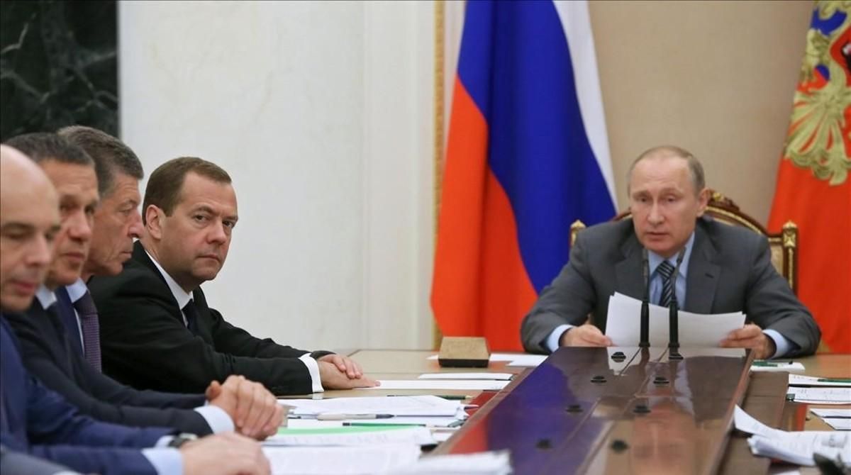 Putin y el primer ministro ruso Medvedev, en una reunión para tratar la temática del dopaje en el país. Putin y el primer ministro ruso Medvedev, en una reunión para tratar la temática del dopaje en el país.