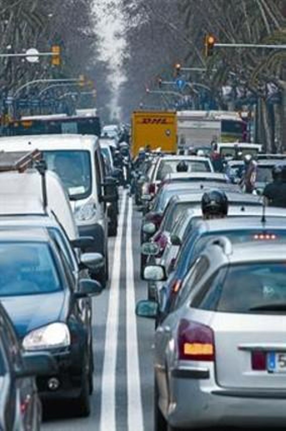 Embotellamiento de tráfico en la Diagonal de Barcelona. Embotellamiento de tráfico en la Diagonal de Barcelona.