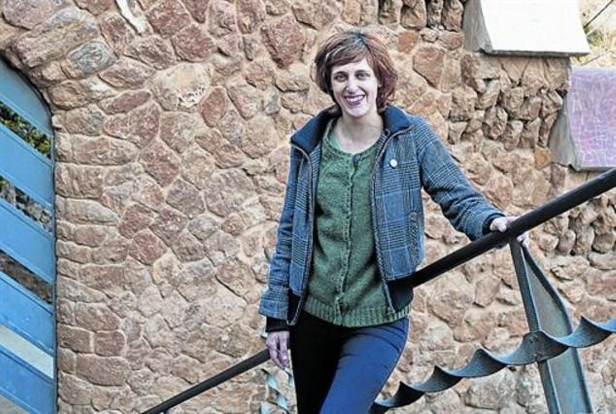 El recuerdo 8 Laura Aubert, en la entrada del parque Güell, que fue su patio y lugar de tránsito en su infancia. El recuerdo 8 Laura Aubert, en la entrada del parque Güell, que fue su patio y lugar de tránsito en su infancia.