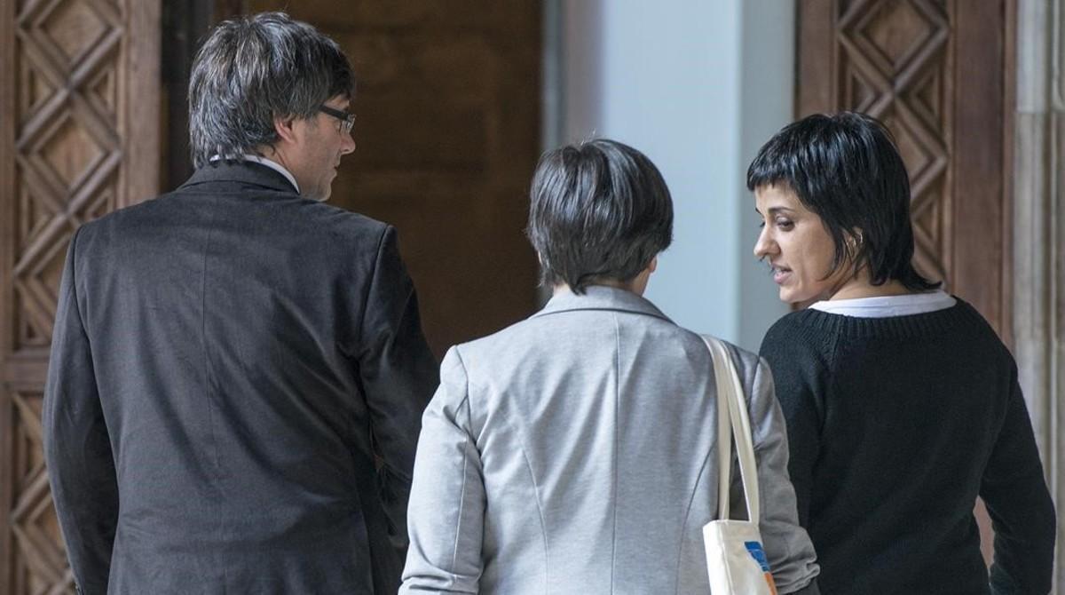 Carles Puigdemont y Anna Gabriel, en la Generalitat.