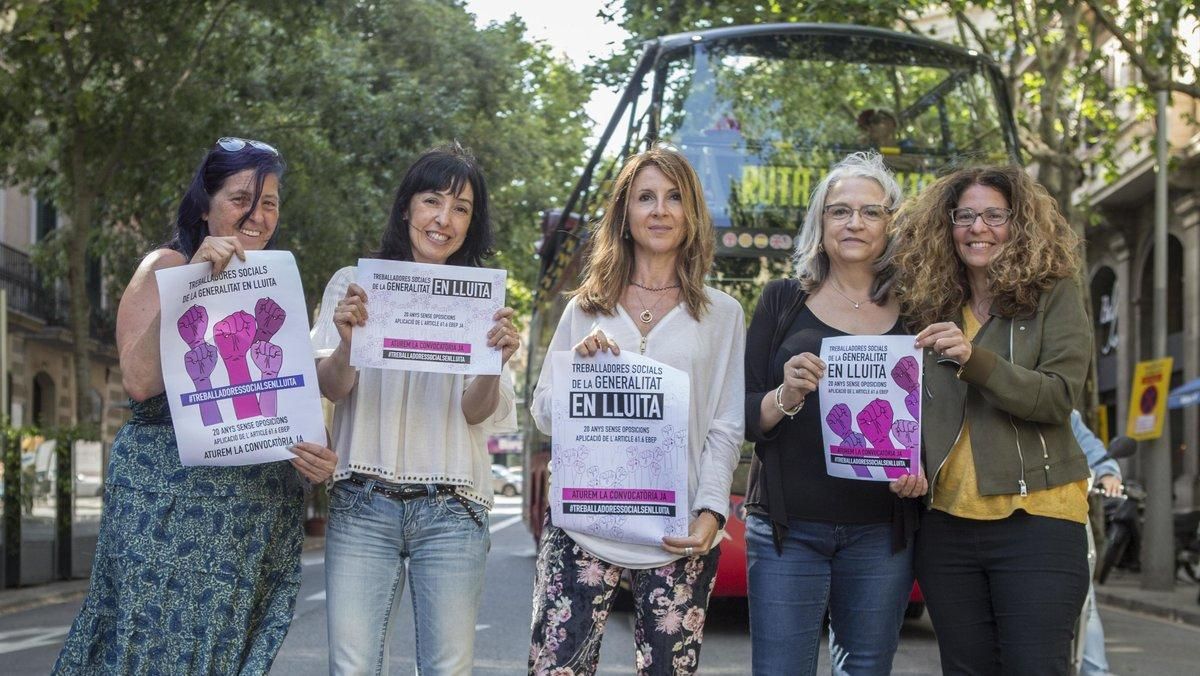 Un grupo de trabajadoras sociales interinas de la Generalitat que reivindican su estabilidad laboral. Un grupo de trabajadoras sociales interinas de la Generalitat que reivindican su estabilidad laboral.