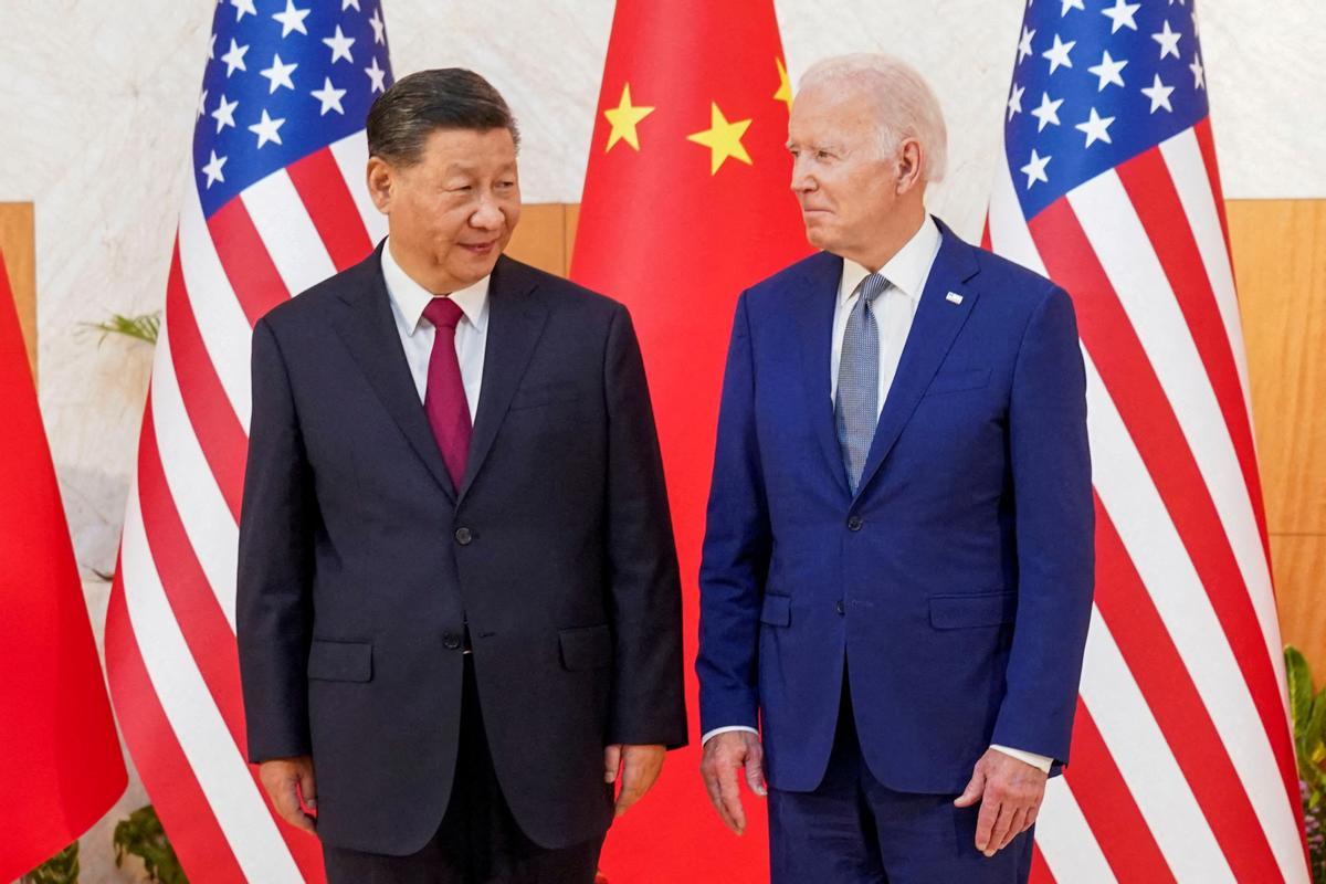 El presidente chino, Xi Jinping, y el de EEUU, Joe Biden, durante el encuentro que mantuvieron en los márgenes de la cumbre del G20 de Bali, el pasado 14 de noviembre.