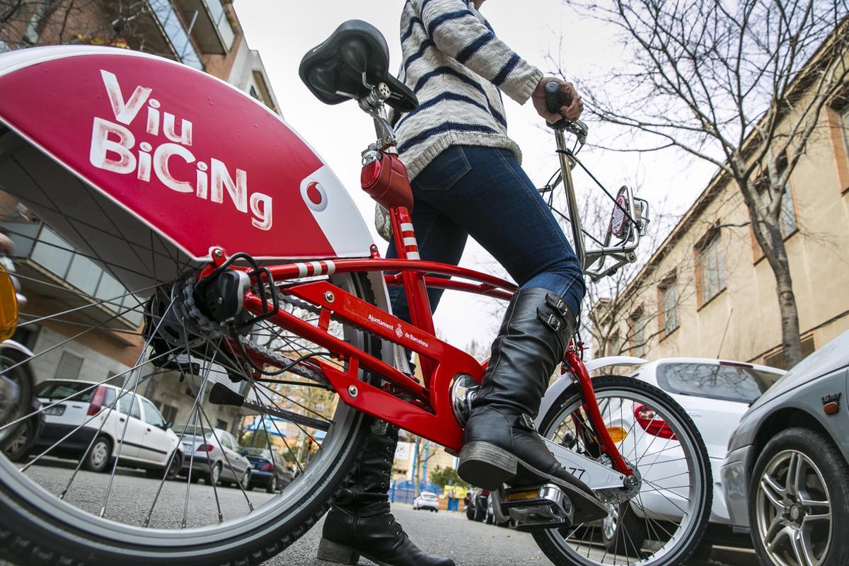 Una usuaria de Bicing, el servicio público de alquiler de bicicletas de Barcelona.