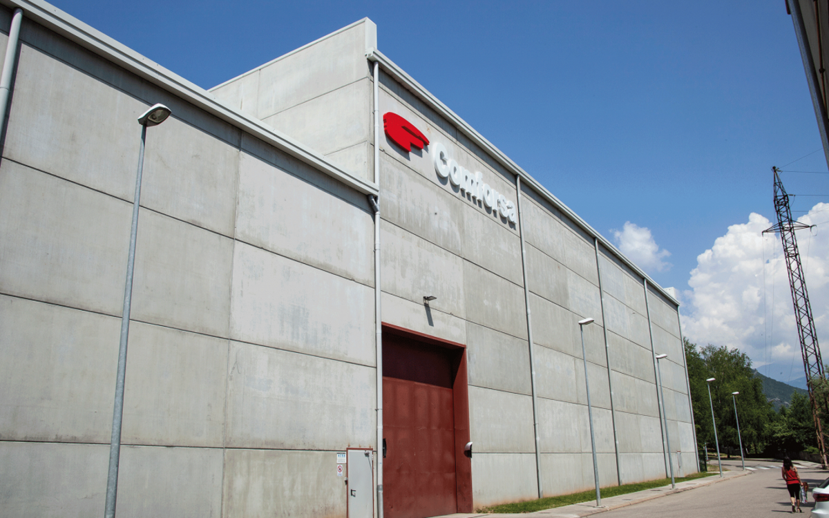 Fachada exterior de la fábrica de Comforsa. Fachada exterior de la fábrica de Comforsa.