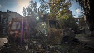 ENTENDER MAS Ambulancia destruida en enfrente del hospital de Bakmut. Las ambulancias son objetivos directos por parte del ejercito ruso Ambulance shelling in the city of Bakmut. FOTO RICARDO GARCIA VILANOVA