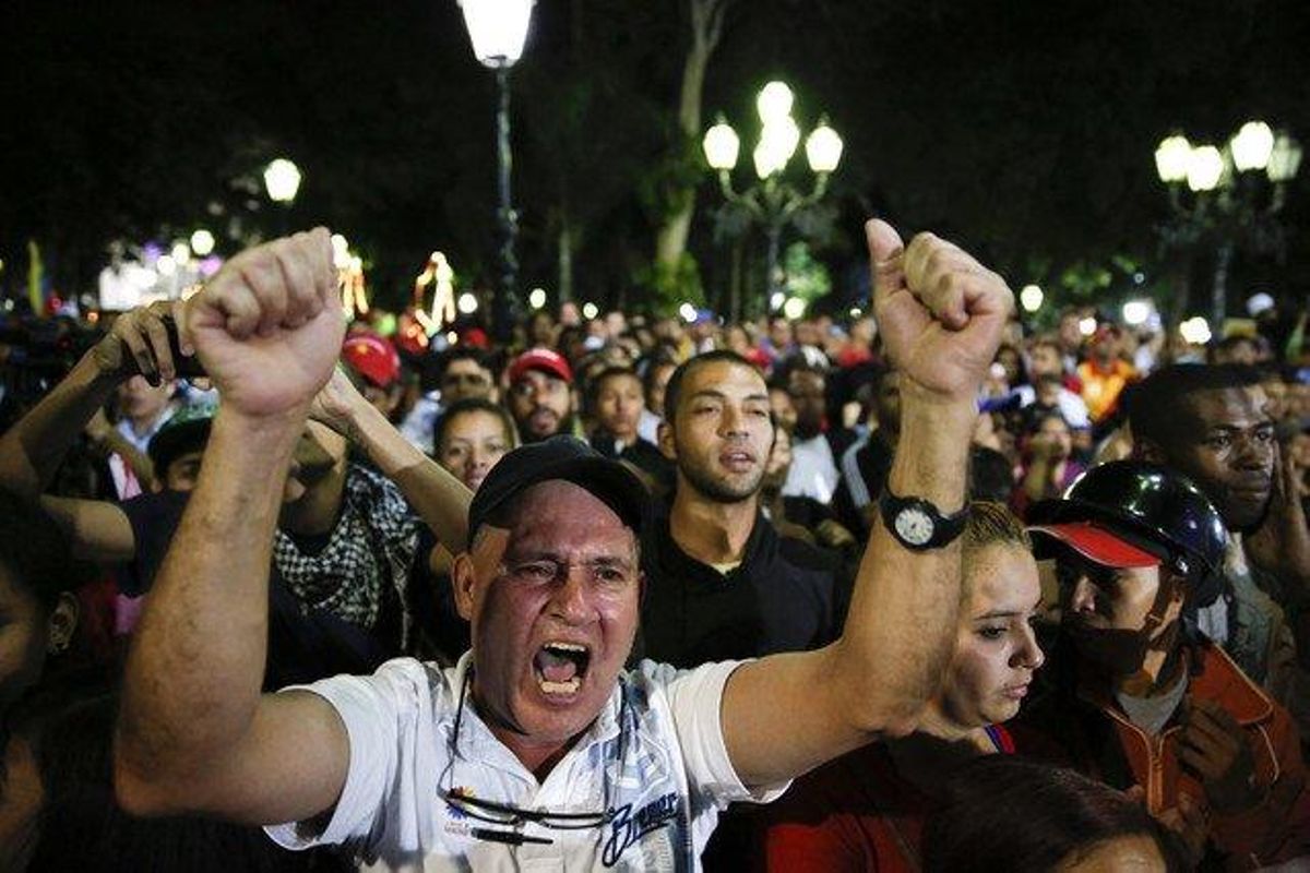Seguidores de Maduro celebran la victoria chavista en la plaza Bolíver de Caracas. Seguidores de Maduro celebran la victoria chavista en la plaza Bolíver de Caracas.
