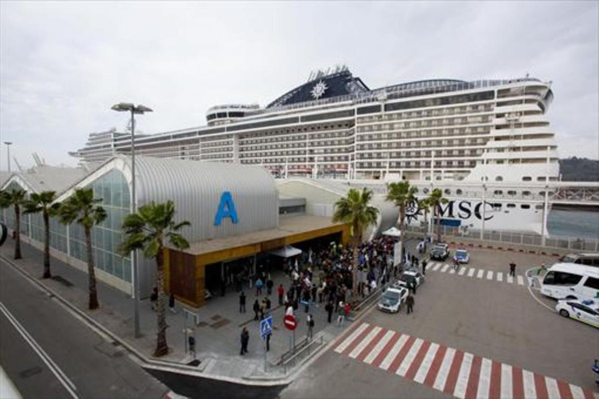 Un crucero de MSC atracado en elmuelle Adossat de Barcelona. Un crucero de MSC atracado en elmuelle Adossat de Barcelona.