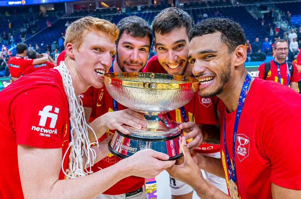 Díaz, Brizuela, Willy y Saiz, con el trofeo de campeones de Europa. Díaz, Brizuela, Willy y Saiz, con el trofeo de campeones de Europa.