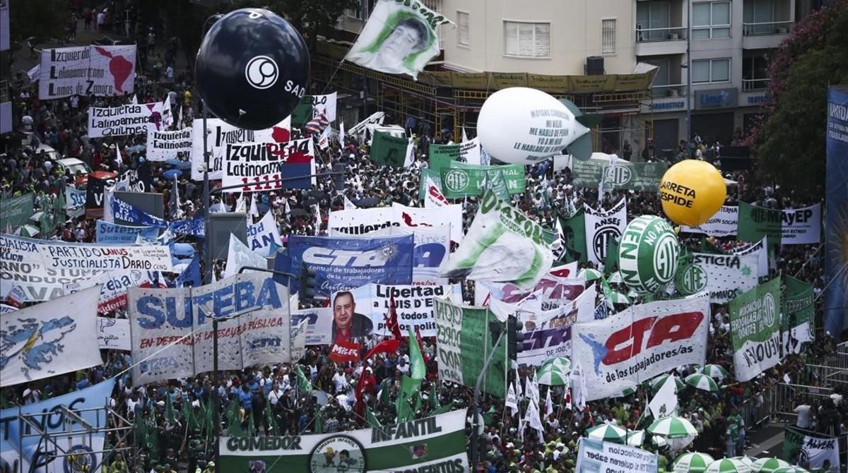 Miles de personas participan en una marcha por la Avenida 9 de Julio de Buenos Aires  Argentina   convocada por el sindicato de Camioneros de Argentina  a la que se adhieren otros gremios y organizaciones .