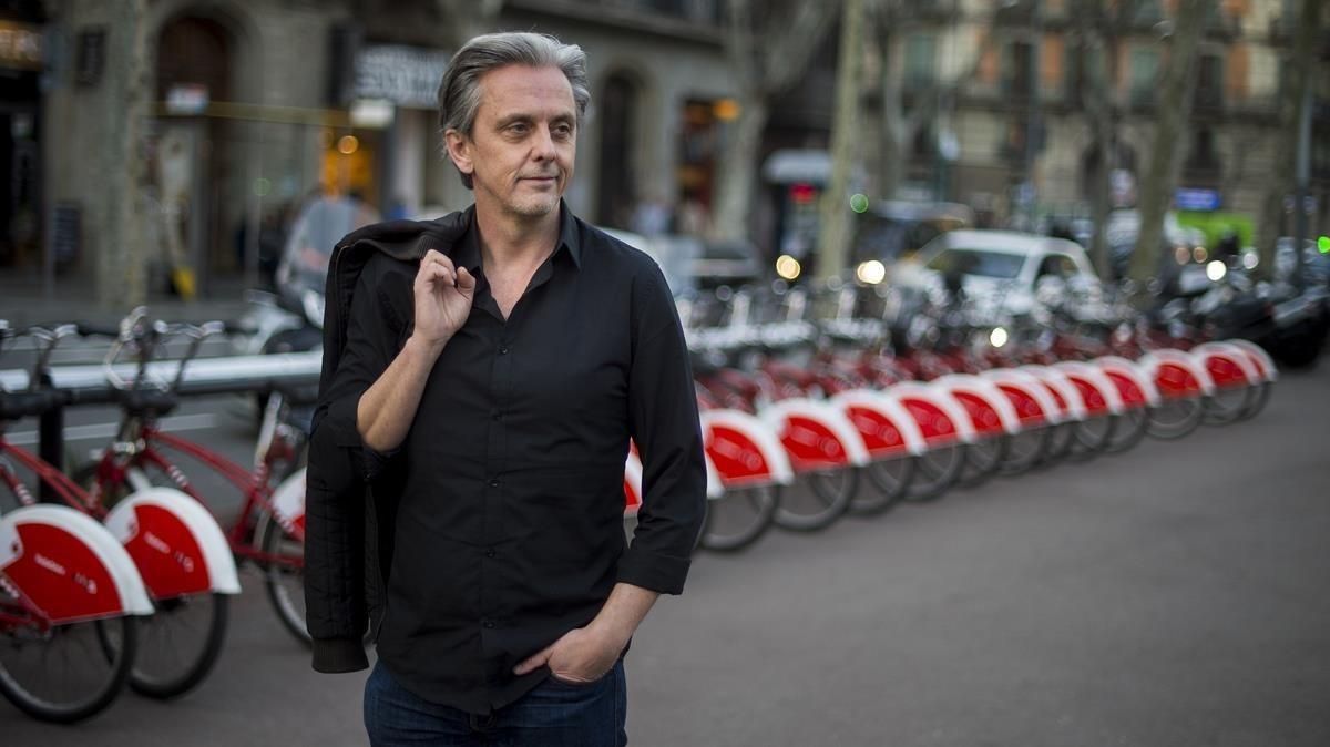 Mikael Colville-Andersen, en marzo, por las calle de Barcelona. Mikael Colville-Andersen, en marzo, por las calle de Barcelona.