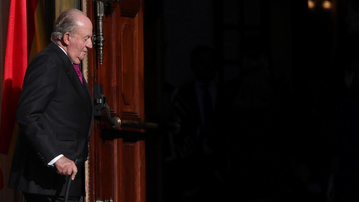 GRAF2556 MADRID 06 12 2018 - El Rey emerito Juan Carlos I en el exterior del Congreso de los Diputados en el que se celebra esta manana la solemne conmemoracion del 40 aniversario de la Constitucion un 6 de diciembre en que coinciden de forma excepcional el actual jefe del Estado con el anterior monarca y la heredera de la Corona - EFE JuanJo Martin GRAF2556 MADRID 06 12 2018 - El Rey emerito Juan Carlos I en el exterior del Congreso de los Diputados en el que se celebra esta manana la solemne conmemoracion del 40 aniversario de la Constitucion un 6 de diciembre en que coinciden de forma excepcional el actual jefe del Estado con el anterior monarca y la heredera de la Corona - EFE JuanJo Martin