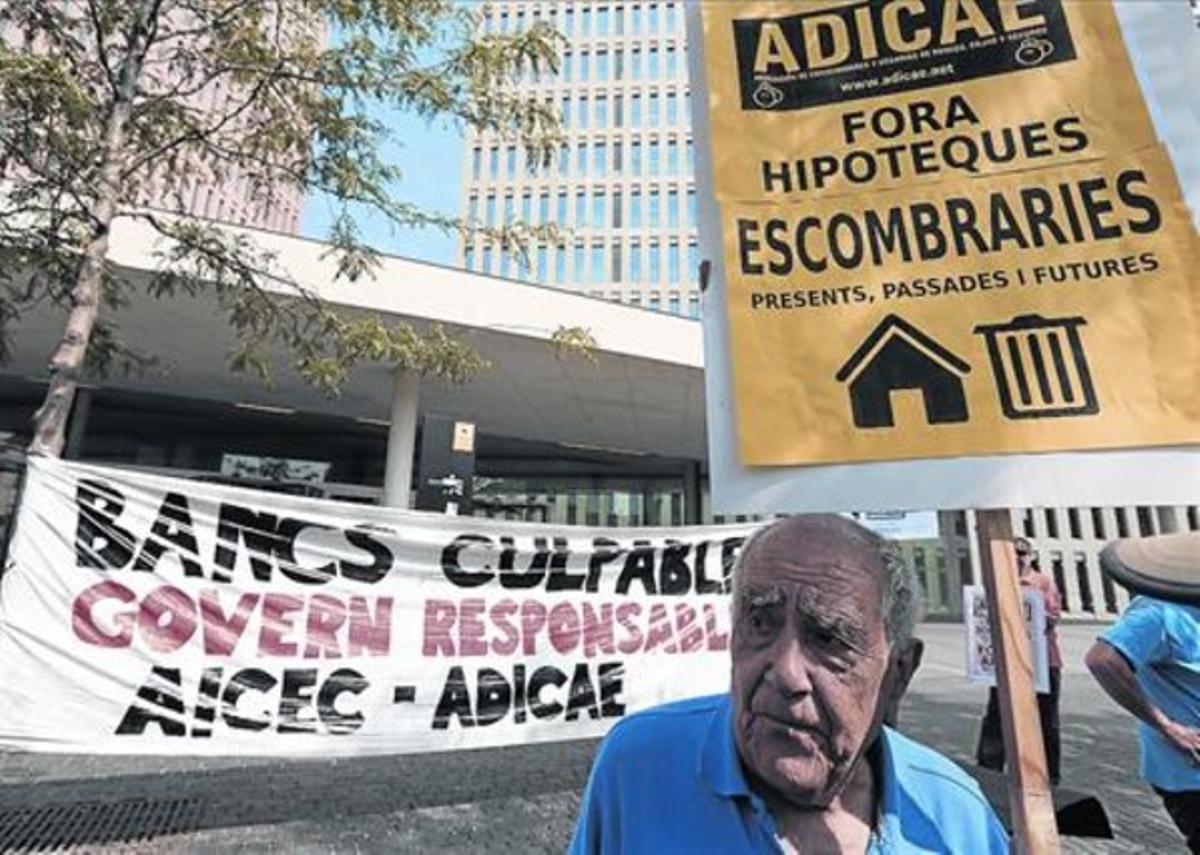 Protesta contra las cláusulas suelo de las hipotecas en la Ciutat de la Justícia.