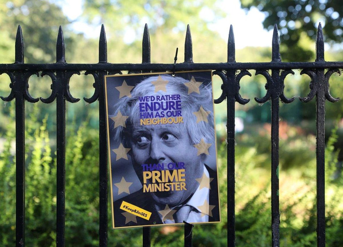 Un cartel de opositores a Boris Johnson, en un parque cerca de su casa en Londres. Un cartel de opositores a Boris Johnson, en un parque cerca de su casa en Londres.