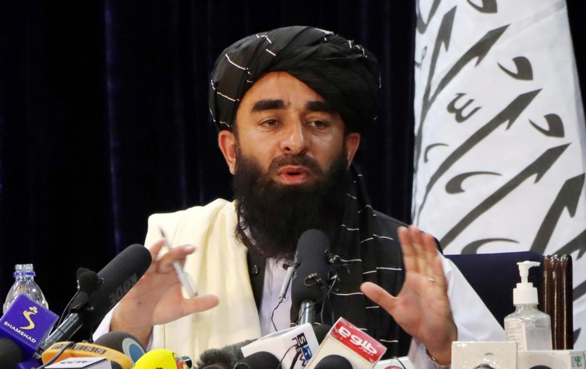 El portavoz de los talibanes Zabihulá Muyahid, durante una rueda de prensa en Kabul.