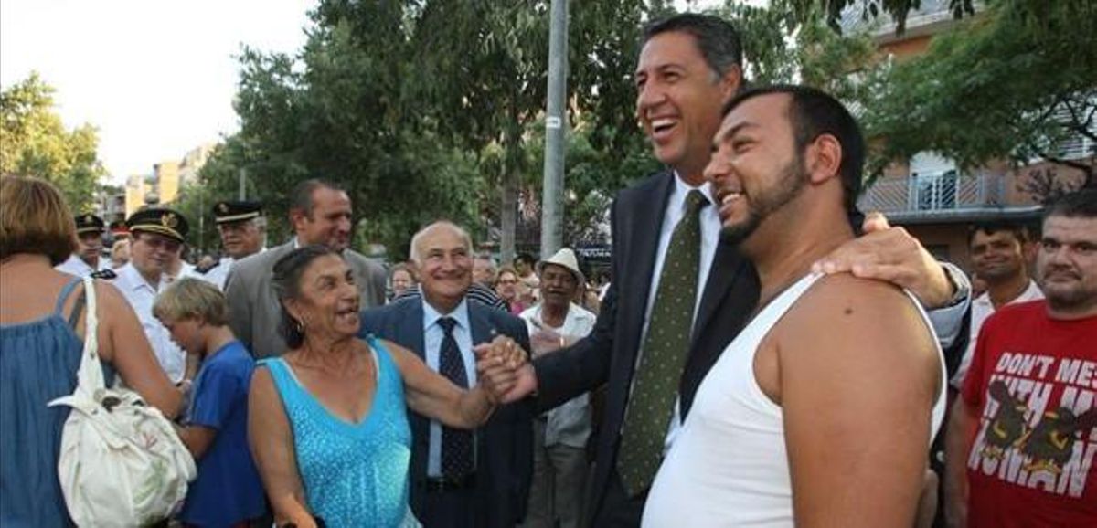 García Albiol con un vecino de Badalona. García Albiol con un vecino de Badalona.