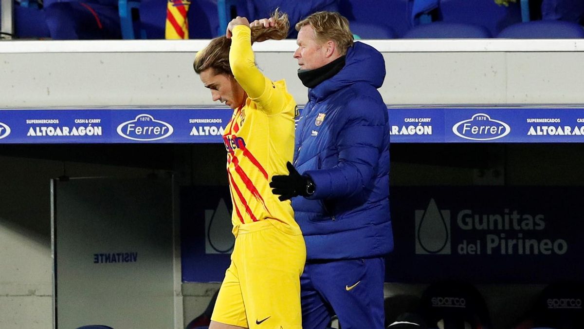 Griezmann se toca la coleta, con Koeman detrás, antes de saltar al césped en sustitución de Braithwaite, este domingo en Huesca. Griezmann se toca la coleta, con Koeman detrás, antes de saltar al césped en sustitución de Braithwaite, este domingo en Huesca.