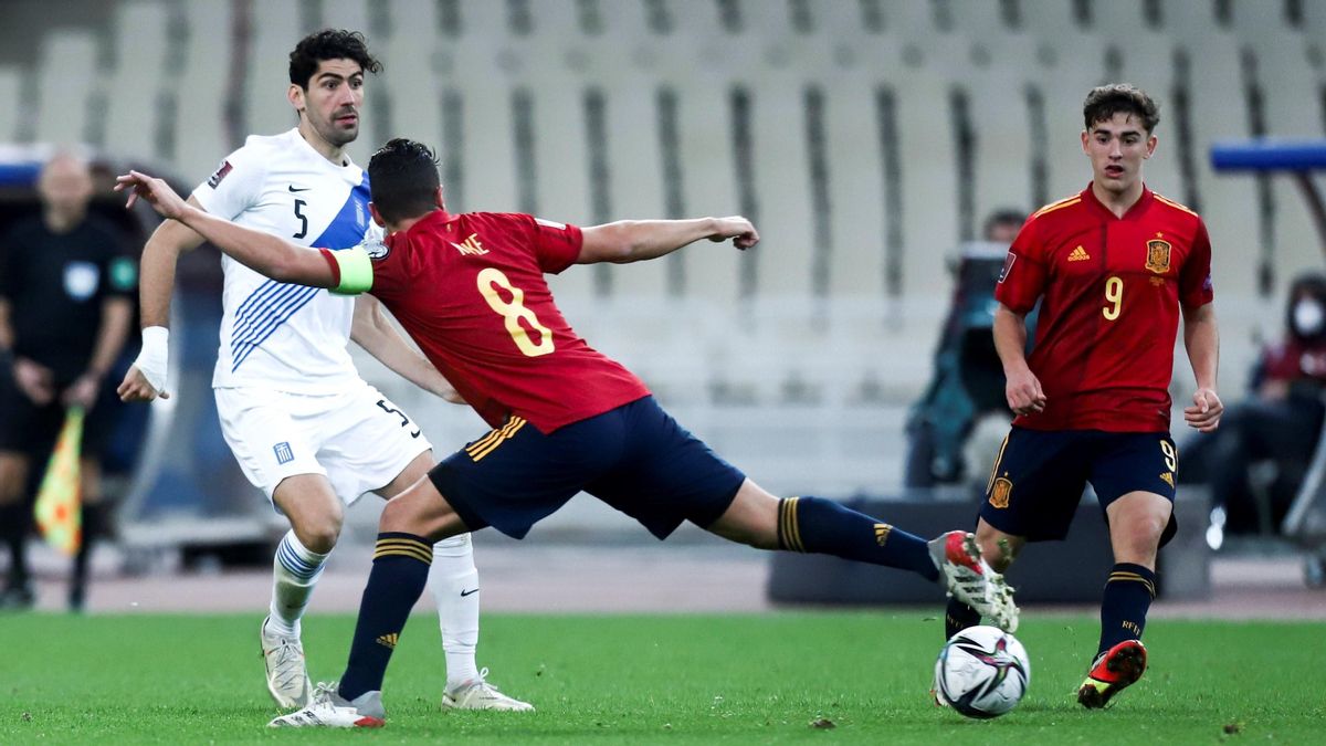 Koke trata de cortar un pase de Bouchalakis ante Gavi. Koke trata de cortar un pase de Bouchalakis ante Gavi.