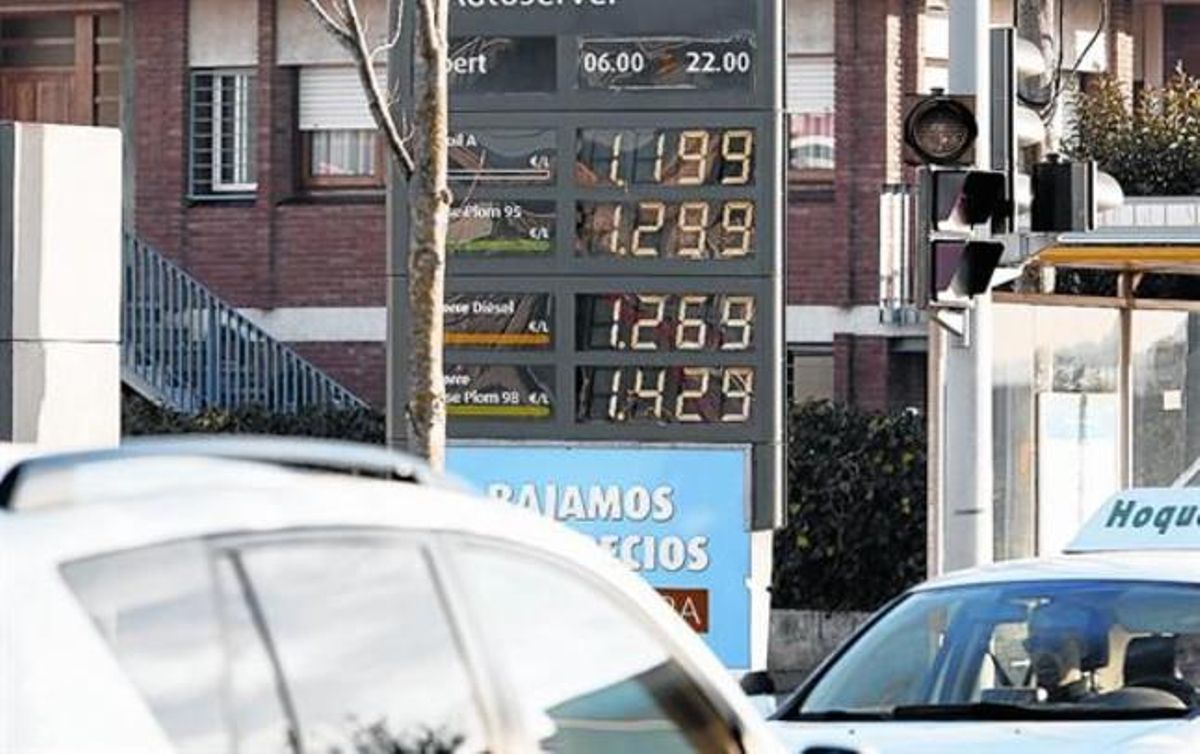 Panel de precios de los cargurantes en una gasolinera. Panel de precios de los cargurantes en una gasolinera.