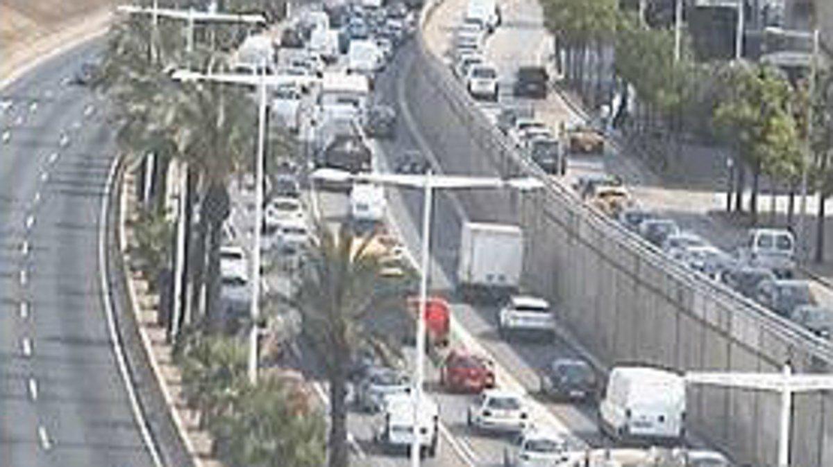Un accident a la Ronda Litoral causa retencions de fins a 7 quilòmetres Un accident a la Ronda Litoral causa retencions de fins a 7 quilòmetres