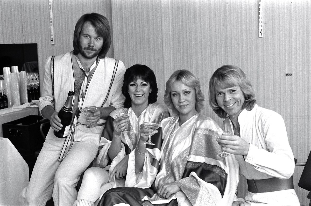 ABBA, brindando con champán en 1979. ABBA, brindando con champán en 1979.