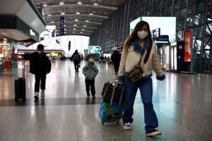 Viajeros en el aeropuerto internacional de Chengdu Shuangliu, en China, este viernes.
