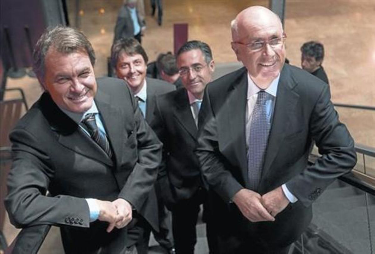 El presidente de CiU, Artur Mas, junto al líder de Unió, Duran Lleida, y, tras ellos, Tremosa y Sedó. El presidente de CiU, Artur Mas, junto al líder de Unió, Duran Lleida, y, tras ellos, Tremosa y Sedó.