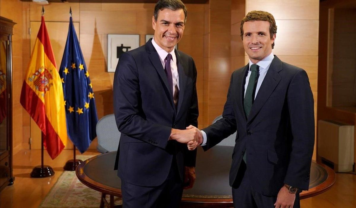 Pedro Sánchez y Pablo Casado, el pasado 11 de junio, en el Congreso, en una reunión para hablar de la formación de Gobierno. Pedro Sánchez y Pablo Casado, el pasado 11 de junio, en el Congreso, en una reunión para hablar de la formación de Gobierno.